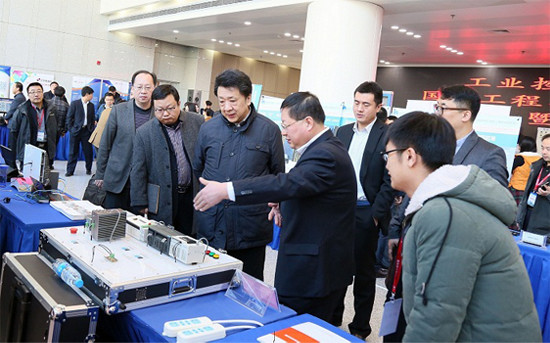 中国电子信息产业集团芮晓武董事长参观成果展